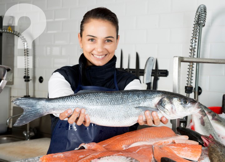 Donna che vende pesce sano