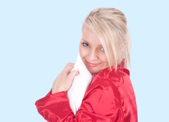 Ragazza che indossa un pigiama di raso rosso