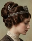 Acconciatura degli anni 1910 con una tiara