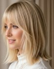 Capelli biondi romantici lunghi fino alle spalle