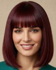 Capelli lisci con frangia dritta e sfumature viola