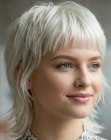 Taglio mullet per donne con capelli bianchi