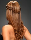 Stile raccolto liscio con una corona di capelli
