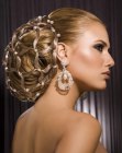 Elegante stile raccolto con i capelli racchiusi in una retina per capelli ingioiellata