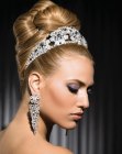 Acconciatura da sposa con classici capelli raccolti verso l'alto