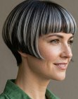 Capelli corti sale e pepe per donna