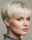 Taglio di capelli pixie scalato con frangia lunga