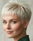 Taglio pixie sfilato biondo platino con creste