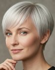 Capelli argentati, con taglio pixie