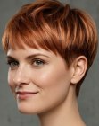 Taglio pixie biondo ramato di tendenza con forma a scodella
