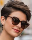 Taglio pixie con lati molto corti