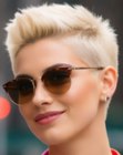 Taglio pixie biondo platino