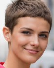 Taglio di capelli femminile molto corto