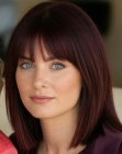 Capelli rosso scuro lunghi fino alle spalle