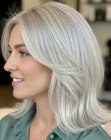 Capelli biondo argento lunghi fino alle spalle