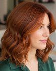 Capelli castano rame lunghi fino alle spalle con onde e riflessi rame