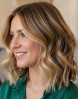 Capelli lunghi fino alle spalle con pi� tonalit� di biondo