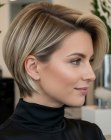 Capelli biondi corti con riga laterale