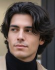 Uomo con capelli scuri scompigliati