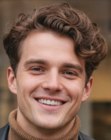 Uomo con capelli corti e ricci