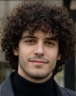 Uomo con capelli ricci ad altezza colletto