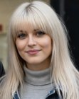 Capelli biondo platino lunghi e lisci