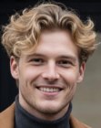 Uomo con capelli corti, biondi e mossi