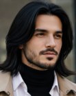 Uomo con una pettinatura lunga e liscia