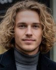 Uomo con lunghi ricci biondi