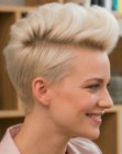 Audace taglio pixie biondo platino