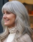 Capelli grigi lunghi e mossi