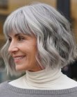 Capelli grigi con texture naturale