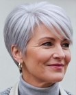 Taglio pixie morbido per capelli grigi