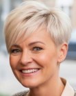 Taglio pixie per capelli biondo platino