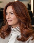 Capelli sotto le spalle per donne over 50