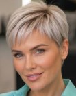 Taglio pixie per capelli biondi