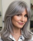 Stile lungo per capelli grigi