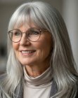 Capelli lunghi grigio argento per donne mature