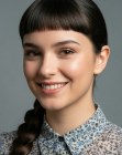 Capelli con frangia corta e una treccia laterale