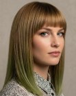 Capelli lunghi con frangia dritta