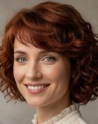 Capelli all'altezza del collo con ricci e onde