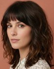Capelli scuri con onde naturali