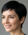 Taglio corto classico con frangia asimmetrica
