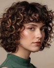 Capelli scuri con ricci