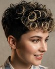 Capelli con ricci e lati rasati