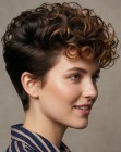 Capelli corti giovanili con ricci