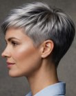 Capelli argentei rasati a macchinetta