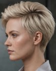 Stile corto con capelli modellati verso l'alto
