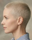 Donna con taglio buzz cut