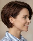 Donna con capelli corti alla moda